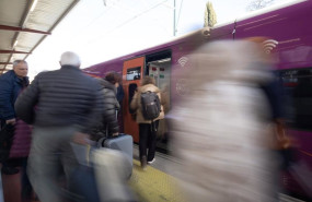 ep archivo   varios viajeros suben a un tren en la estacion de chamartin clara campoamor a 2 de