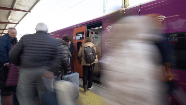 ep archivo   varios viajeros suben a un tren en la estacion de chamartin clara campoamor a 2 de