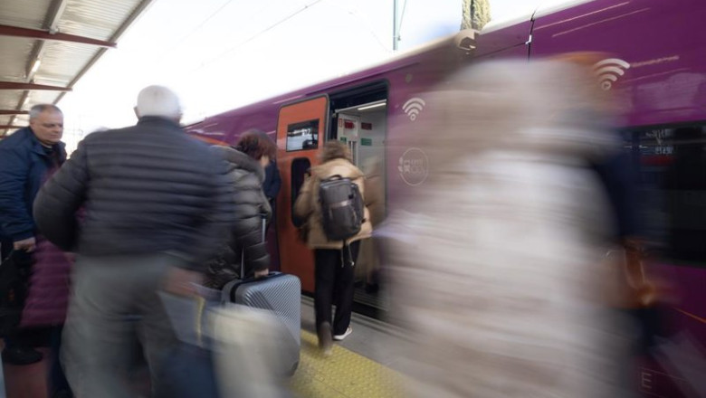 ep archivo   varios viajeros suben a un tren en la estacion de chamartin clara campoamor a 2 de