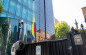 ep bandera a media asta en la embajada de colombia a 11 de agosto de 2026 en madrid espana
