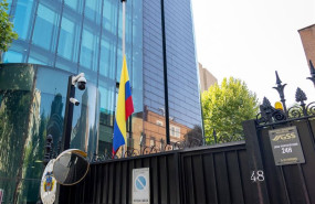 ep bandera a media asta en la embajada de colombia a 11 de agosto de 2026 en madrid espana