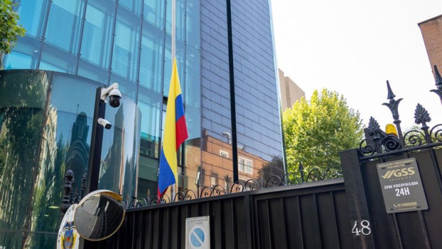 ep bandera a media asta en la embajada de colombia a 11 de agosto de 2026 en madrid espana