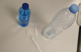 ep botellas de plastico y tenedores de un solo uso de plastico