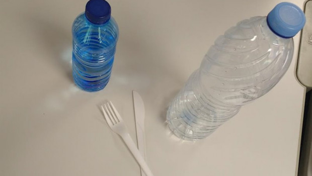 ep botellas de plastico y tenedores de un solo uso de plastico
