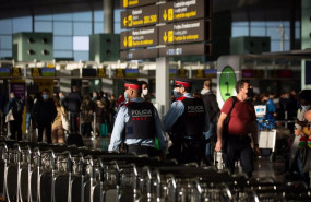 ep dos agentes de los mossos desquadra en el aeropuerto de el prat a 19 de noviembre de 2021 en