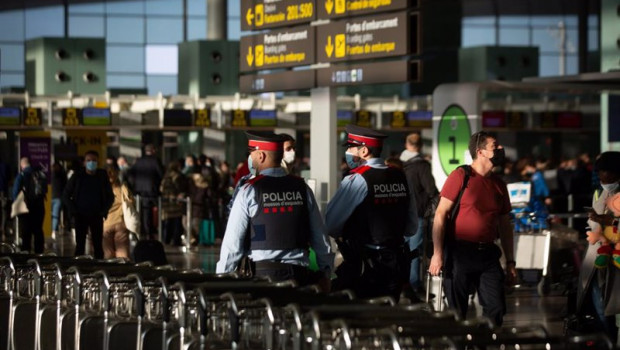 ep dos agentes de los mossos desquadra en el aeropuerto de el prat a 19 de noviembre de 2021 en