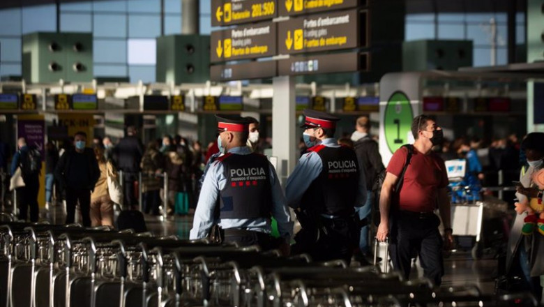 Dos agentes de los Mossos d'Esquadra en el aeropuerto de El Prat, a 19 de noviembre de 2021, en Barcelona, Cataluña (España). | David Zorrakino - Europa Press ep dos agentes de los mossos desquadra en el aeropuerto de el prat a 19 de noviembre de 2021 en