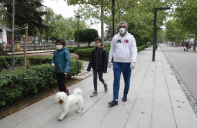 ep dos ninos con mascarillas acompanados por su padre pasean al perro el primer dia en el que los