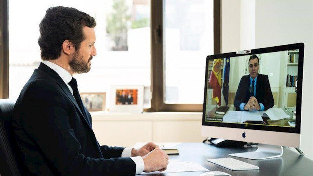 ep el lider del pp pablo casado conversa por videoconferencia con el presidente del gobierno pedro