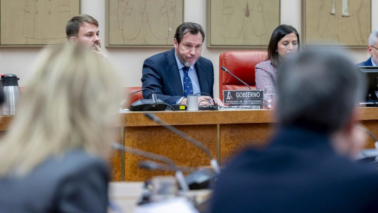 El ministro de Transportes y Movilidad Sostenible, Óscar Puente (c), comparece ante la Comisión de Transportes y Movilidad Sostenible, en el Congreso de los Diputados, a 3 de febrero de 2026 | Alberto Ortega - Europa Press ep el ministro de transportes y movilidad sostenible oscar puente c comparece ante la comision de