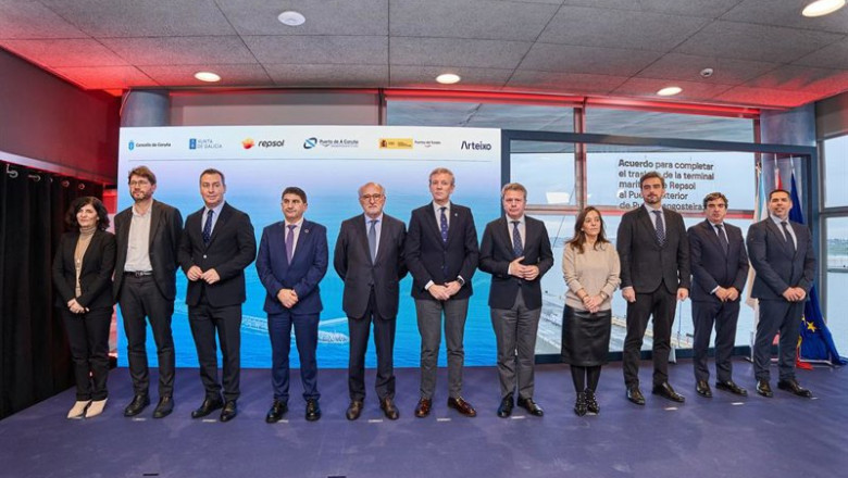 El presidente de la Xunta, Alfonso Rueda, entre otros, en el acto institucional en el que Repsol y la Autoridad Portuaria de A Coruña han presentado el acuerdo para completar el traslado al Puerto Exterior. | ROBERTO BERDINI ep el presidente de la xunta alfonso rueda entre otros en el acto institucional en el que repsol y