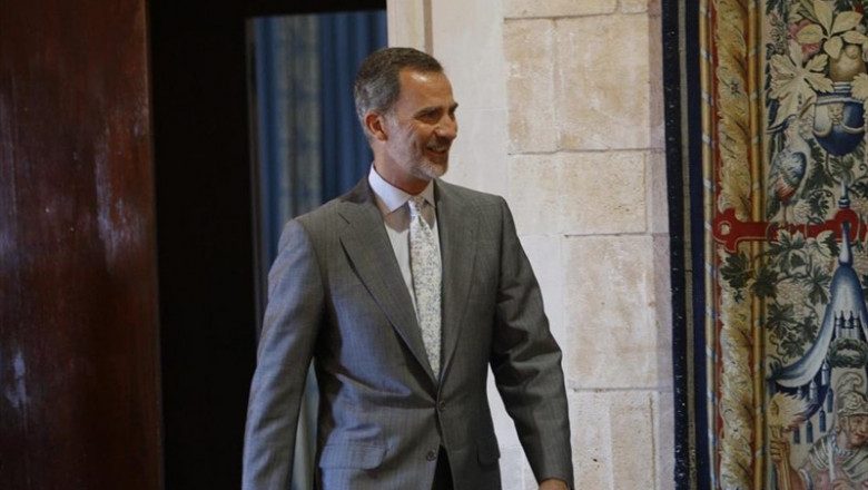 El Rey Felipe VI, a su llegada a la audiencia con la presidenta del Gobierno de las Islas Baleares, Francina Armengol, en la jornada de audiencias con distintas autoridades en el Palacio Real de La Almudaina (Palma de Mallorca). | Isaac Buj - Europa Press ep el rey felipe vi a su llegada a la audiencia con la presidenta del gobierno de las islas baleares