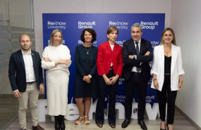 ep foto de familia de los asistentes a la presentacion de reknow university de renault