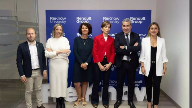 ep foto de familia de los asistentes a la presentacion de reknow university de renault
