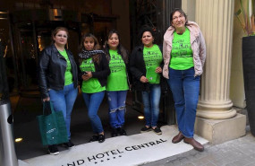 ep kellys protestando ante el grand hotel central de barcelona