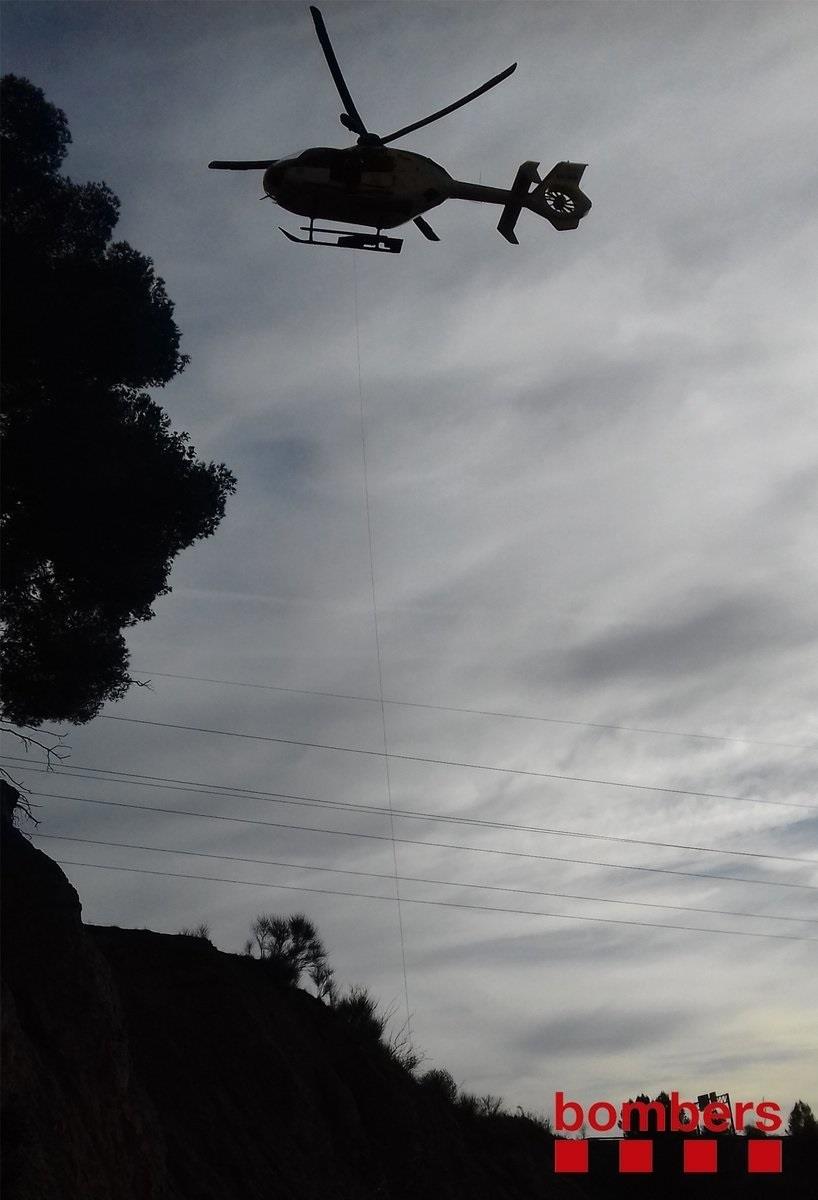 Maniobra de rescate con el helicóptero. | BOMBERS DE LA GENERALITAT ep maniobrarescatehelicoptero