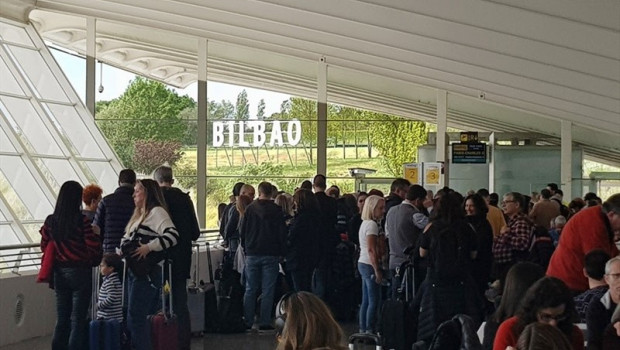 ep pasajeros esperandoembarcaraeropuertoloiu