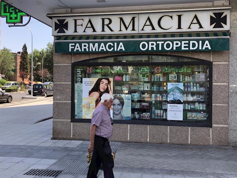 ep personas caminan alrededor de una farmacia en madrid