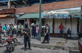 ep policia de venezuela en caracas con mascarilla por la pandemia de coronavirus