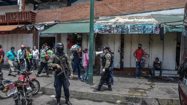 ep policia de venezuela en caracas con mascarilla por la pandemia de coronavirus