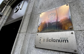 ep puerta de entrada de uno de los locales del banco mediolanum en madrid espana a 13 de febrero de