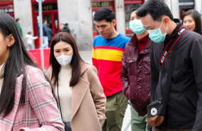 ep recursos de transeuntes por el centro de madrid con mascarillas tras el anuncio de casos de