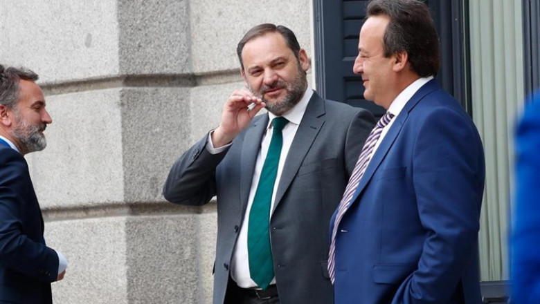 El secretario de Organización y ministro de Fomento en funciones, José Luis Ábalos, en el exterior del Congreso de los Diputados antes de la segunda sesión del debate de investidura del candidato socialista a la Presidencia del Gobierno. | Óscar J.Barroso - Europa Press ep secretarioorganizacionministrofomentofunciones jose luis abalos enexteriorcongresolos diputadosdesegunda sesiondebateinvestiduracandidato socialistala presidenciagobierno