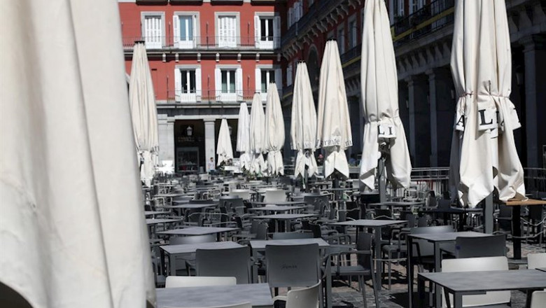 ep terraza vacia en la plaza mayor de madrid