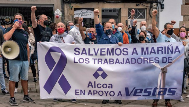 ep trabajadores de alcoa con su comite de empresa a la cabeza acuden a una concentracion de apoyo a