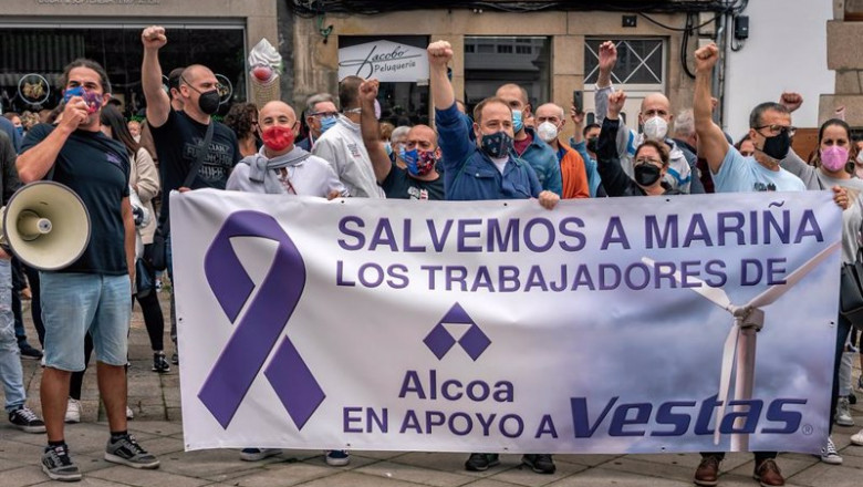 ep trabajadores de alcoa con su comite de empresa a la cabeza acuden a una concentracion de apoyo a ep trabajadores de alcoa con su comite de empresa a la cabeza acuden a una concentracion de apoyo a