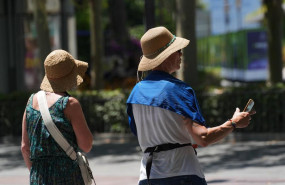 ep turistas se protegen del calor por las calles de sevilla a 27 de mayo de 2026 en sevilla