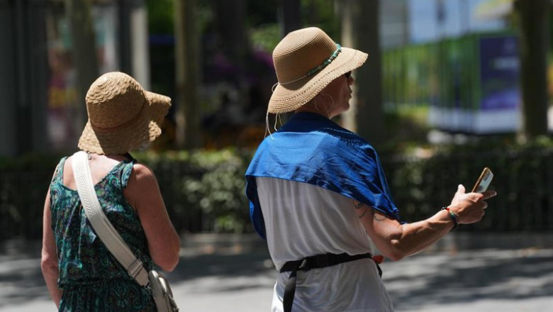 ep turistas se protegen del calor por las calles de sevilla a 27 de mayo de 2026 en sevilla