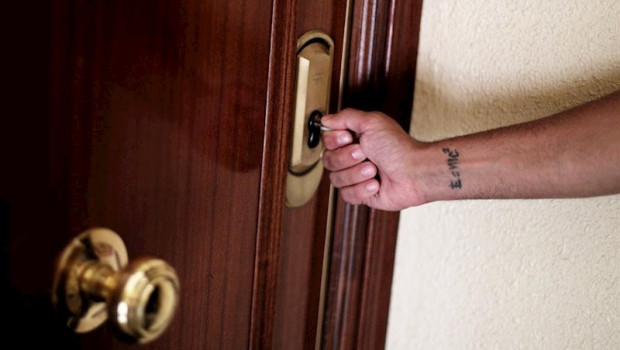 ep un hombre introduce una llave en la cerradura de la puerta de una vivienda 20200429122003
