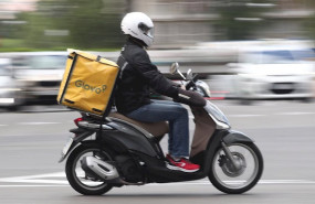 ep un repartidor de glovo conduce una moto durante su jornada laboral