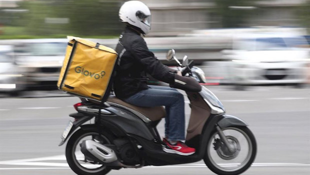 ep un repartidor de glovo conduce una moto durante su jornada laboral