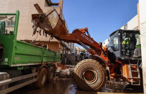 ep un tractor vacia restos en un camion a 2 de noviembre de 2024 en alfafar valencia