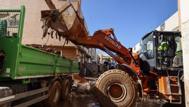 ep un tractor vacia restos en un camion a 2 de noviembre de 2024 en alfafar valencia