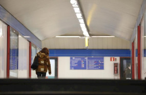 ep una mujer camina dentro de la estacion de metro de madrid en nuevos ministerios