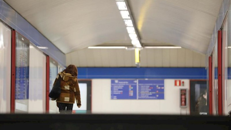 ep una mujer camina dentro de la estacion de metro de madrid en nuevos ministerios
