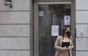 ep una mujer sale de una sucursal de banco sabadell