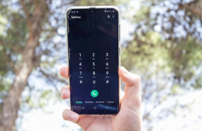 ep una persona sostiene un smartphone en madrid espana a 3 de mayo de 2020