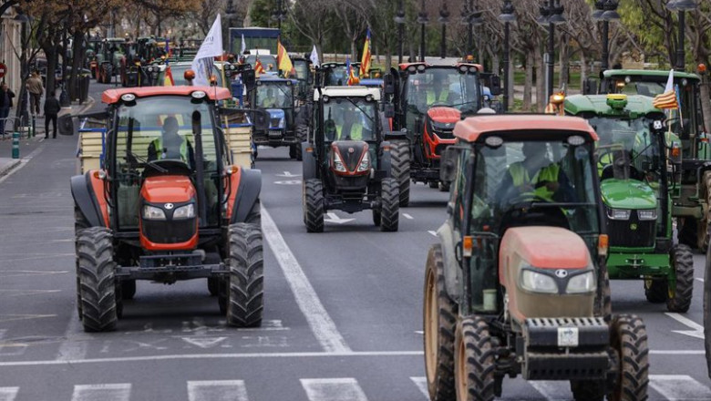 Varios tractores durante la protesta contra el acuerdo UE-Mercosur, a 26 de enero de 2026, en Valencia, Comunidad Valenciana (España). | Rober Solsona - Europa Press ep varios tractores durante la protesta contra el acuerdo ue mercosur a 26 de enero de 2026 en