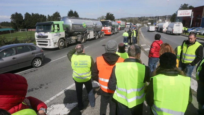 Varios transportistas participan en una huelga indefinida del transporte de mercancías, en el Polígono de O Ceao | Carlos Castro - Europa Press ep varios transportistas participan en una huelga indefinida del transporte de mercancias en el