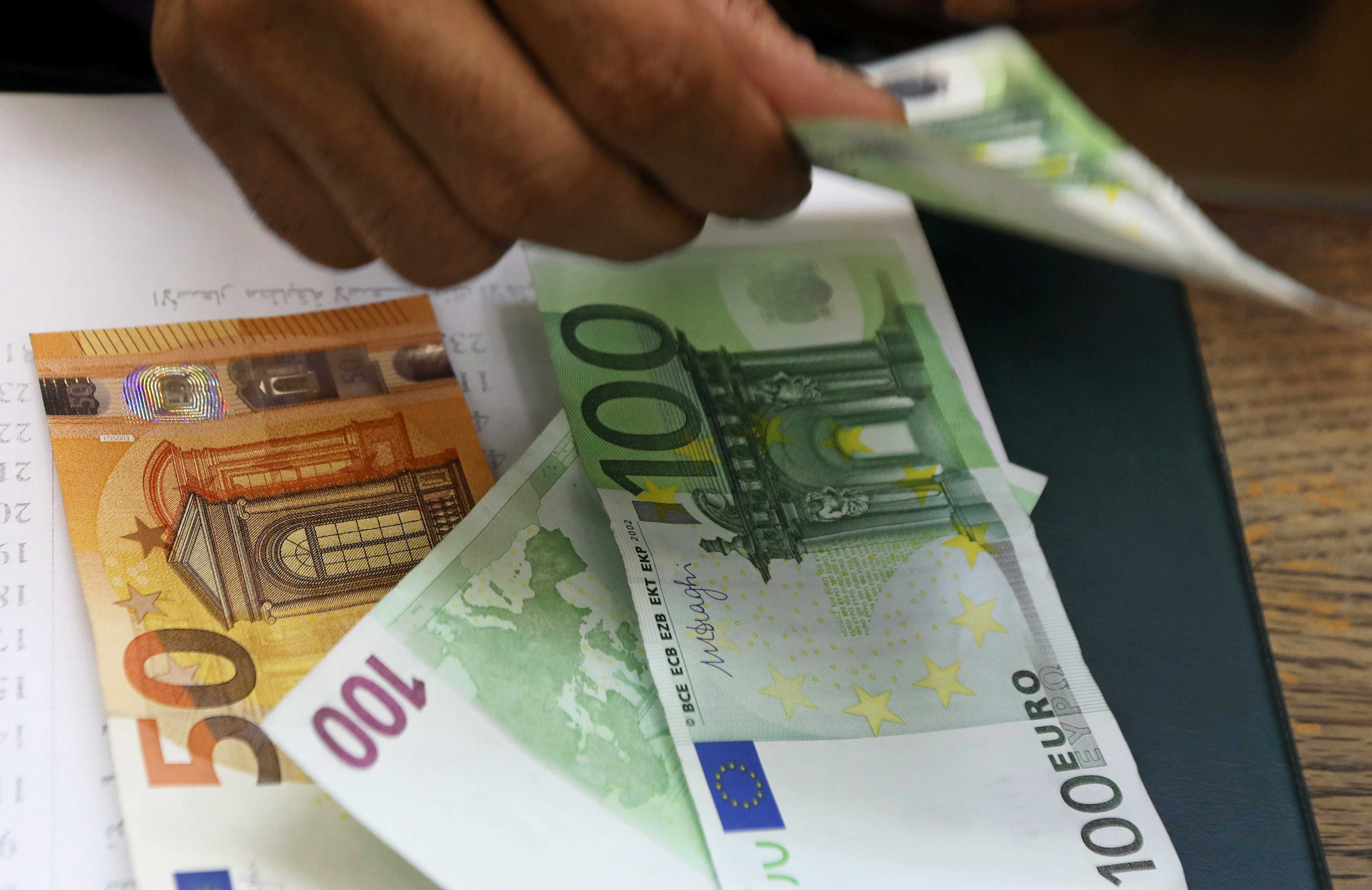 la-zone-euro-approuve-le-versement-de-pres-de-1-milliard-d-euros-a-la-grece