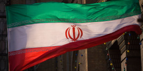 le drapeau iranien devant le ministere des affaires etrangeres a teheran 