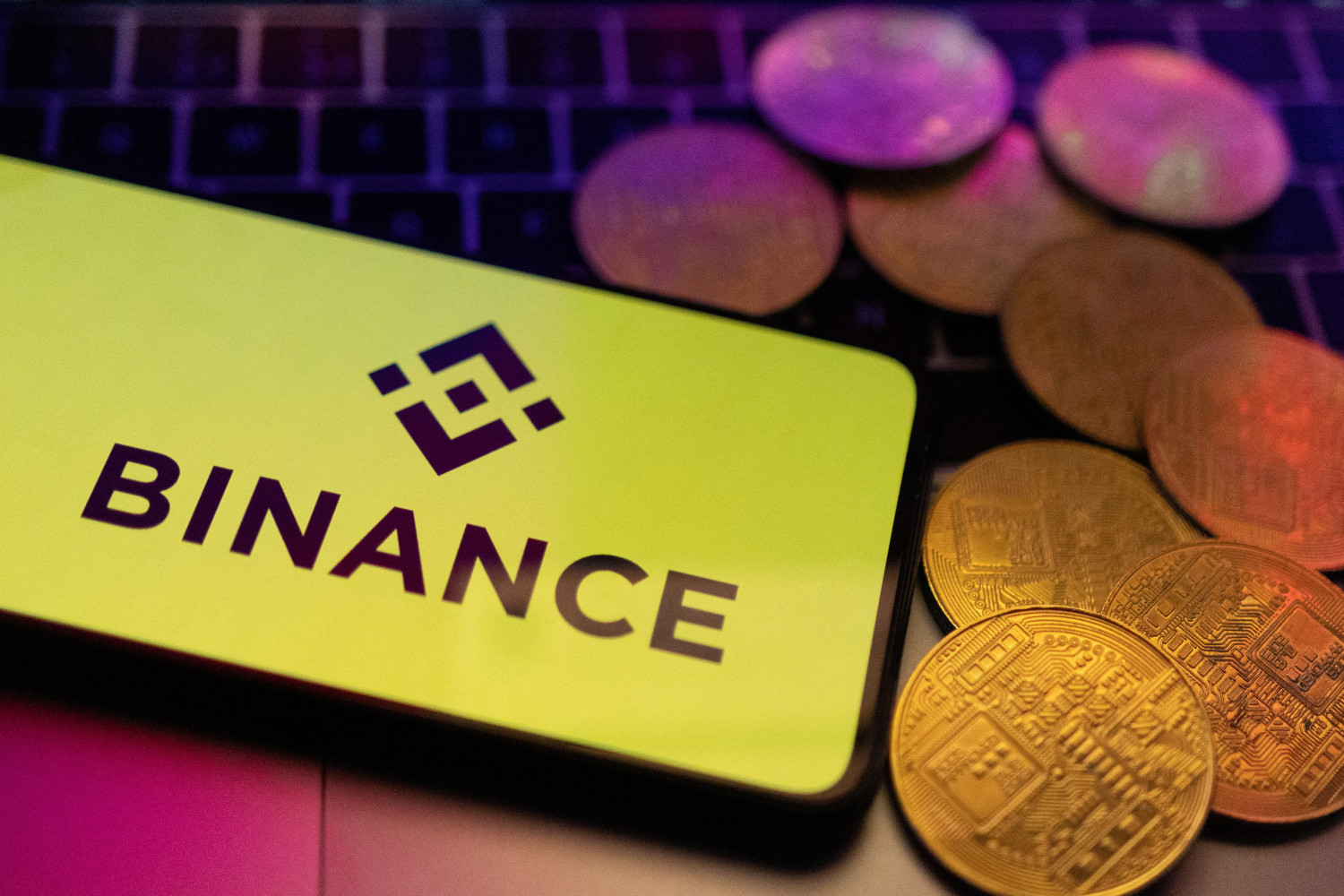 un smartphone avec le logo binance 20250313123608 