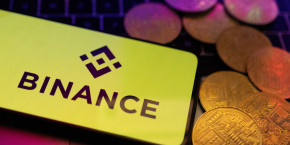 un smartphone avec le logo binance 20250313123608 