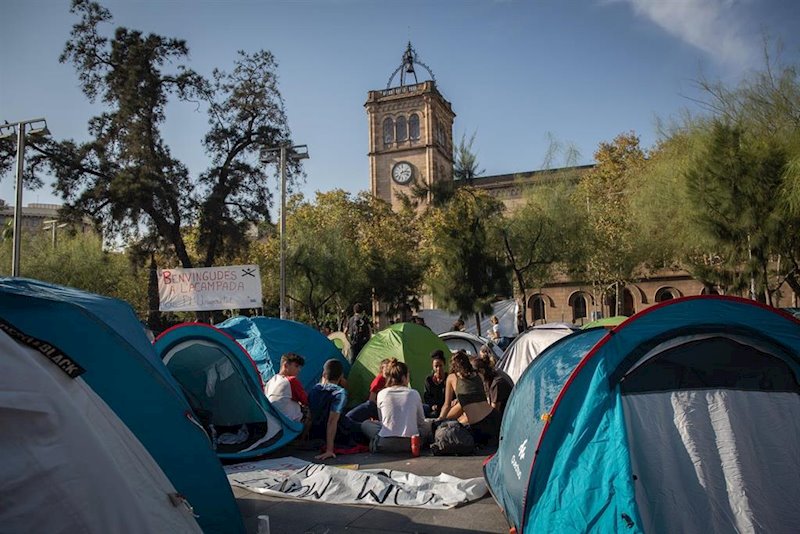ep acampada de estudiantes en la plaza universitat de barcelona ep acampada de estudiantes en la plaza universitat de barcelona