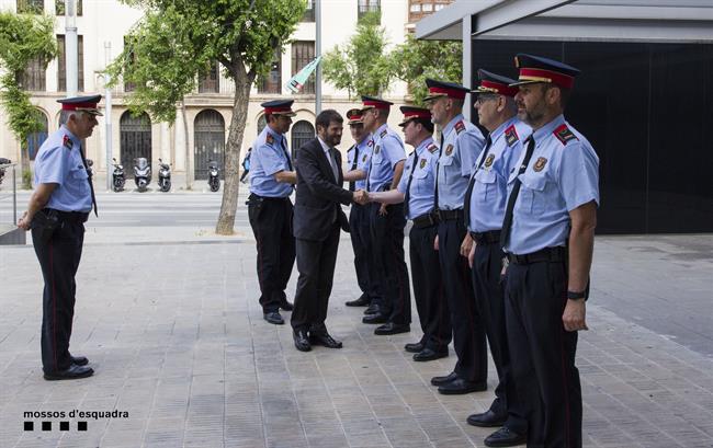 Albert Batlle saludando a Mossos | MOSSOS ep albert batlle saludandomossos