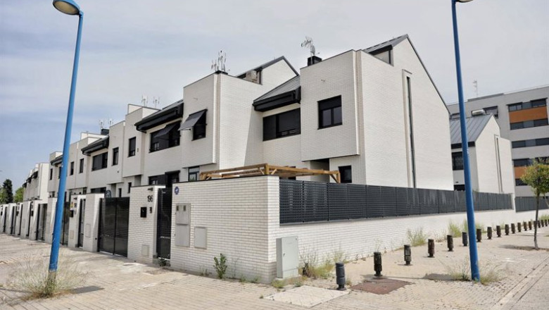 ep archivo   fachada de viviendas el dia en que han anunciado que la compraventa de viviendas